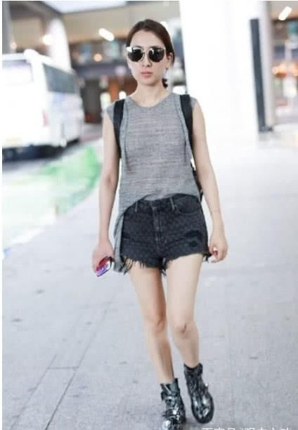 马苏太能玩了，网友：短裤剪成了“三角形”，这下面的黑色是什么