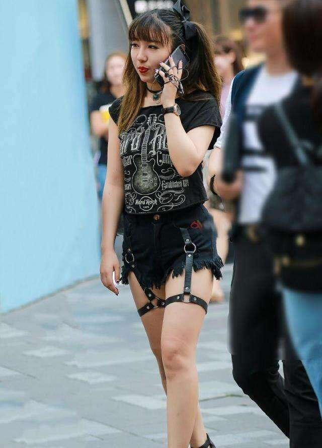 街拍: 穿着大胆的姑娘,这么穿很时尚啊