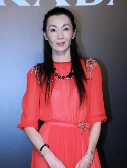 『 脸部』一袭红裙难掩消瘦身材,脸部松弛得好雷人,55岁张曼玉久违亮相