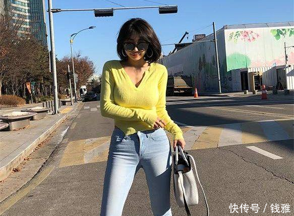 曼妙身材的紧身牛仔裤美女，紧致的身姿更有魅力，更显柔美气质！