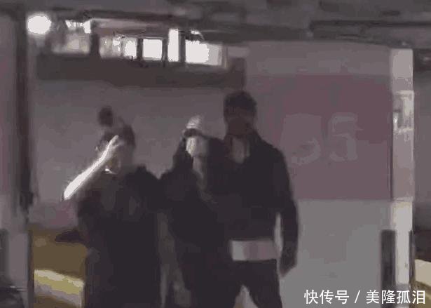 赵丽颖冯绍峰事件新进展,对比之前合照,网友发现有猫腻