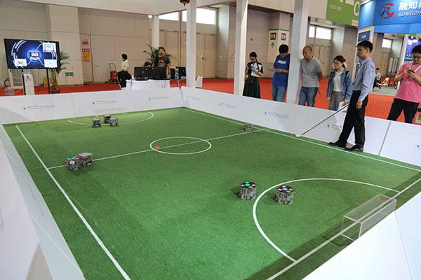 世界杯预热：足球机器人亮相第二届世界智能大会