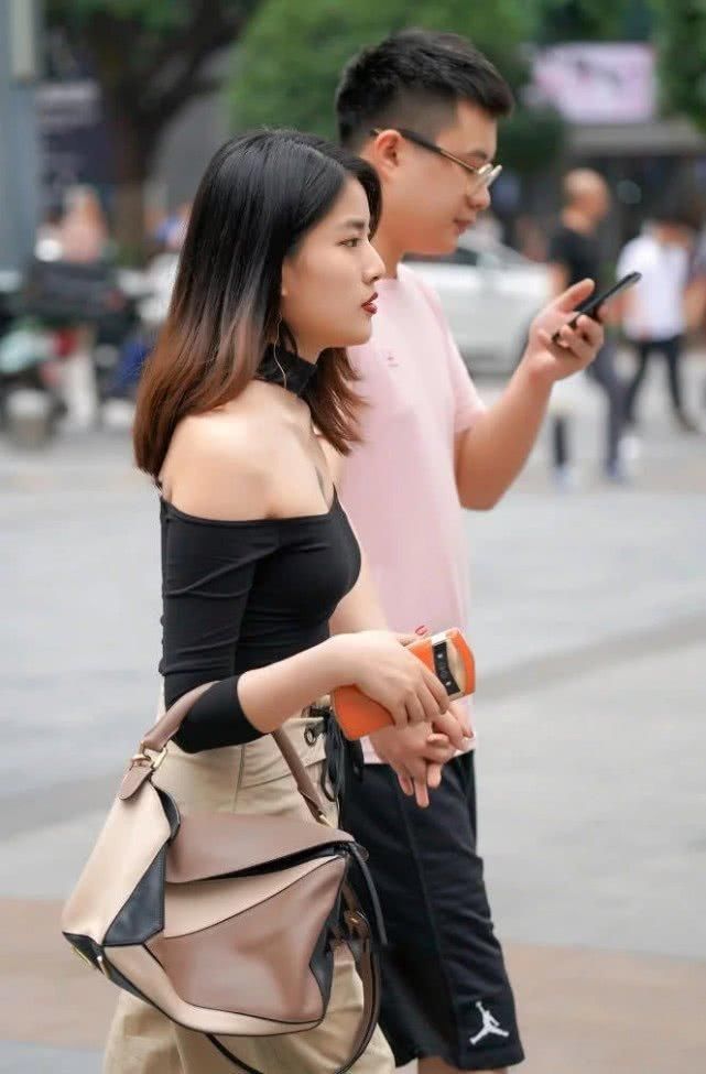 街拍:小姐姐对自己身材很自信,所以才穿得那么性感