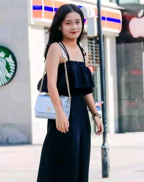  【风采】美女时尚街拍：窈窕无双的小姐姐，一件黑色的吊带连衣裙，时尚女性风采美