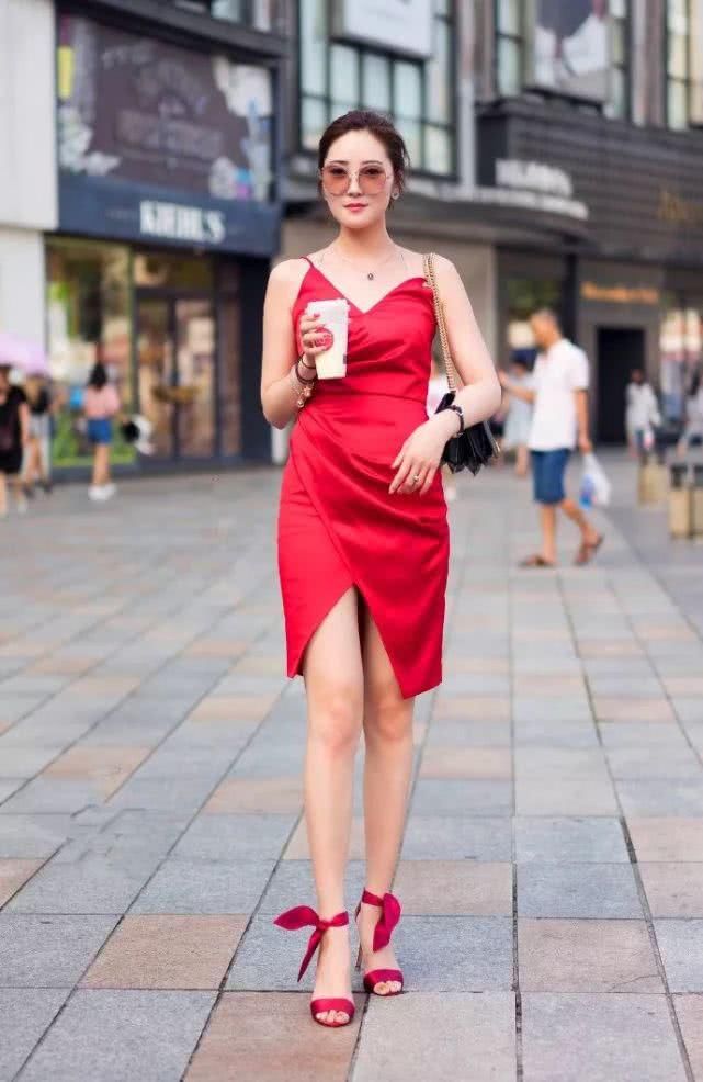 女生|美丽的女生搭配高跟鞋,穿出更加魅力的身姿