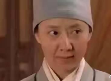  『打伞』孙俪拍《甄嬛传》时28岁，齐耳短发的她自己打伞为工作人员切蛋糕