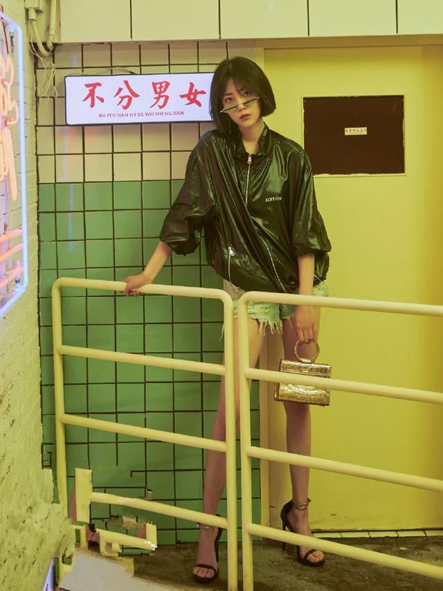 李溪芮现身机场，一身黑还配紧身裤，这双豆芽腿太吸睛!