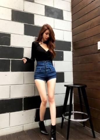 牛仔裤的美丽与霸道,让人侧目不已,那么的显出众!