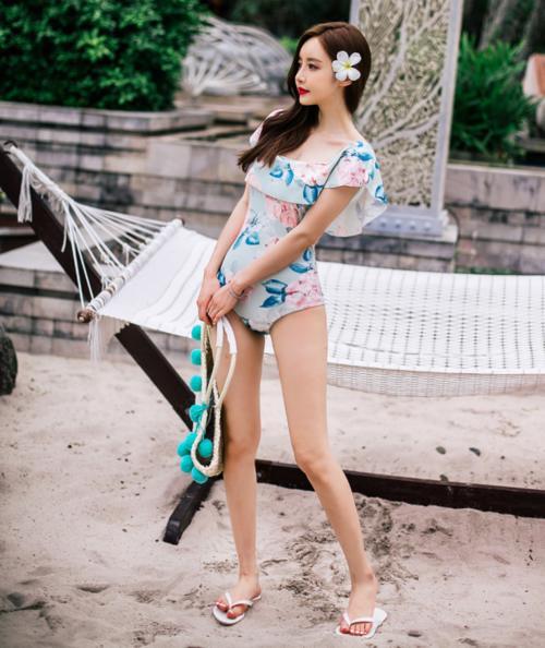 身形有致的连体泳衣美女，凹凸感十足，非常显气质！