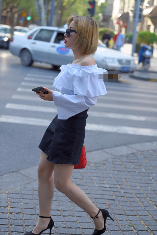 甜美小姐姐黑色包臀裙御姐范儿十足，轻盈一笑，吸引了无数的眼球