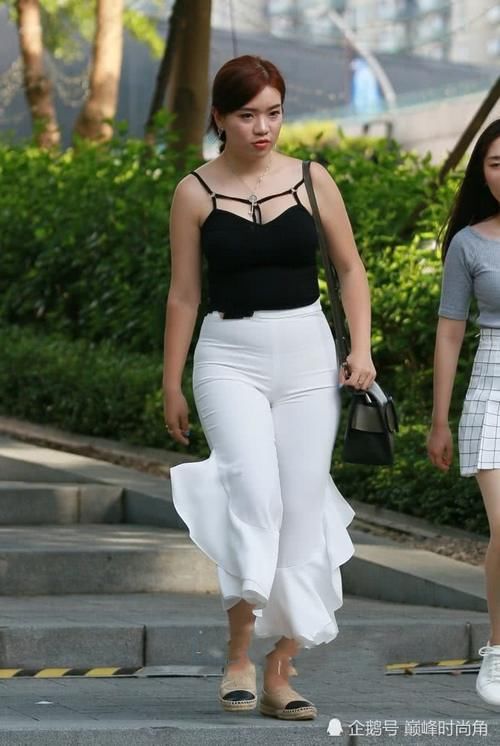 丰满胖姐姐黑白紧身装，穿出不一样的时尚美，丰腴翘臀吸睛无数！