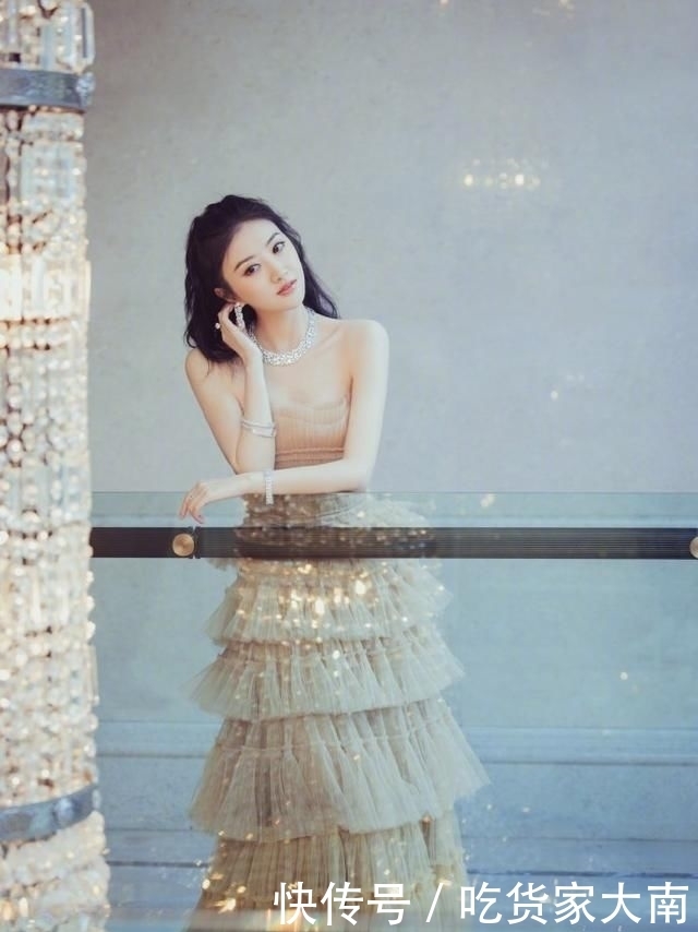 「璀璨」景甜一袭裸色抹胸层叠蛋糕裙甜美又性感,搭配璀璨珠宝闪耀又梦幻