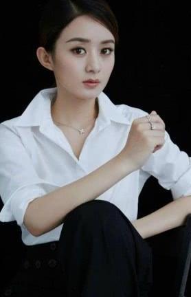 赵丽颖这裤子太有个性了，一块布上就有6颗纽扣，要当扣子达人？