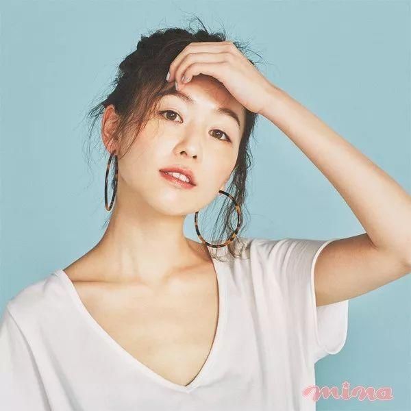 推荐给穿不惯衬衫、吊带衫的MM 12种令人秒变时髦的基础款白T穿衣