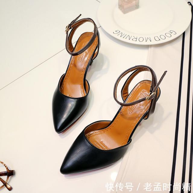『传统』传统凉鞋不兴了,今夏流行这样的高跟凉鞋,最具女人味