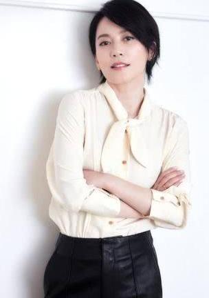 47岁杨钰莹和47岁俞飞鸿，同穿浅色，网友：真假不老女神一看便知