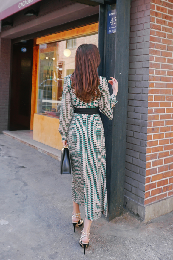 女神孙允珠，果绿流萤麻花串色丝绸长礼裙