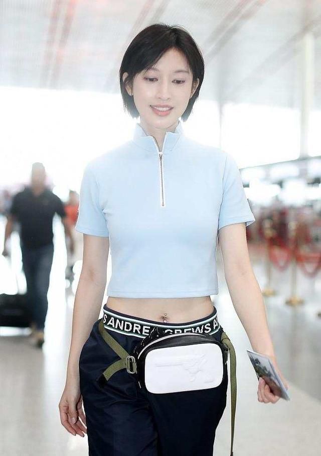 张俪现身机场，穿露脐装搭运动裤秀身材，不料却还没有肚脐环吸睛