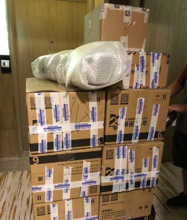 林允亲自辟谣，曝光“避孕套”真身，网友调侃霞姐满满求生欲