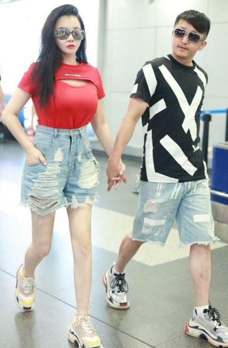 同是辣妈穿红T却大不同，冉莹颖衣服快被撑破，霍思燕却嫩回18岁