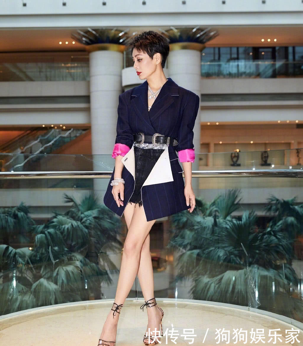 宁静V领西装当裙穿，下半身绑带白裙不系紧，网友：真是不怕露