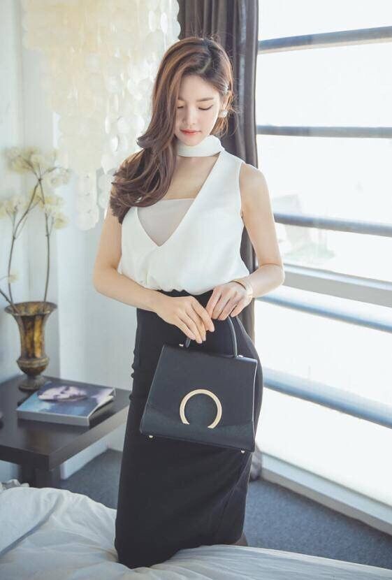 高跟鞋极品美女，脖子套圈圈作何用？