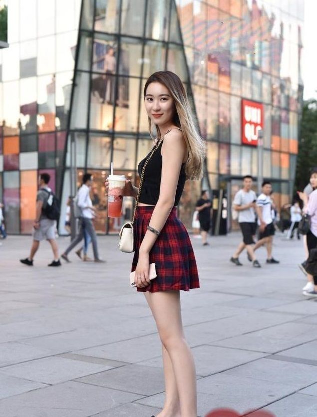 #身穿#街拍:小姐姐身穿淡粉色上衣和牛仔超短裤,秀出纤细长腿,笑容甜美可爱