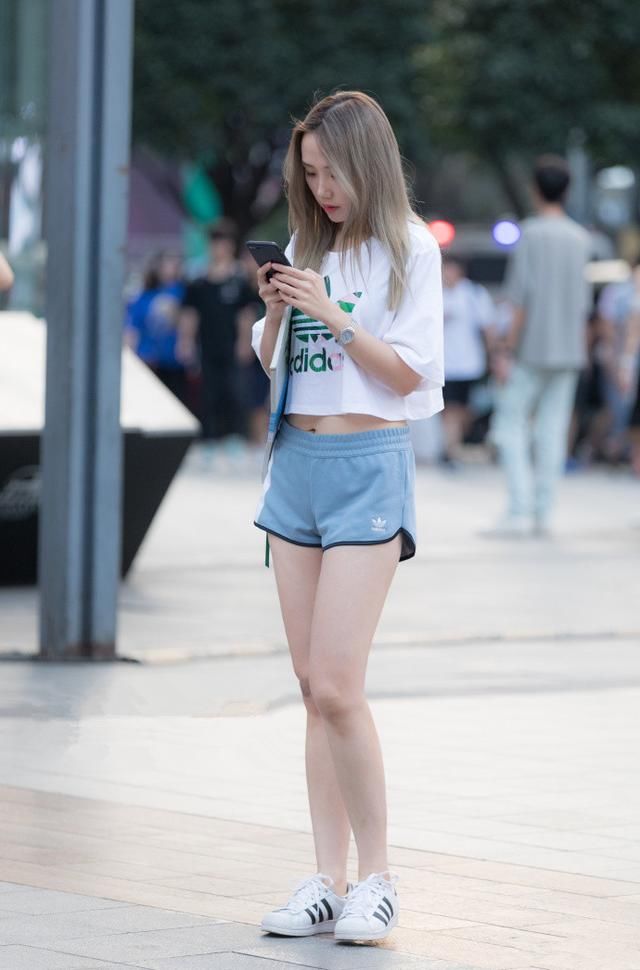 街拍,身材丰满的女神穿背心配短裤,又潮又有范,大长腿靓丽吸睛