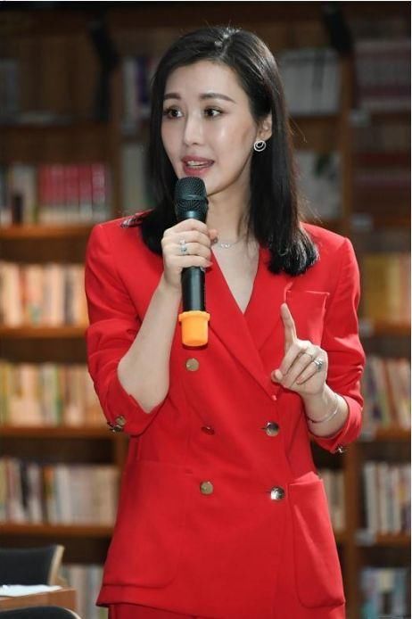 当24岁章泽天和37岁田朴珺同穿西装,一个温婉大气,一个霸气十足