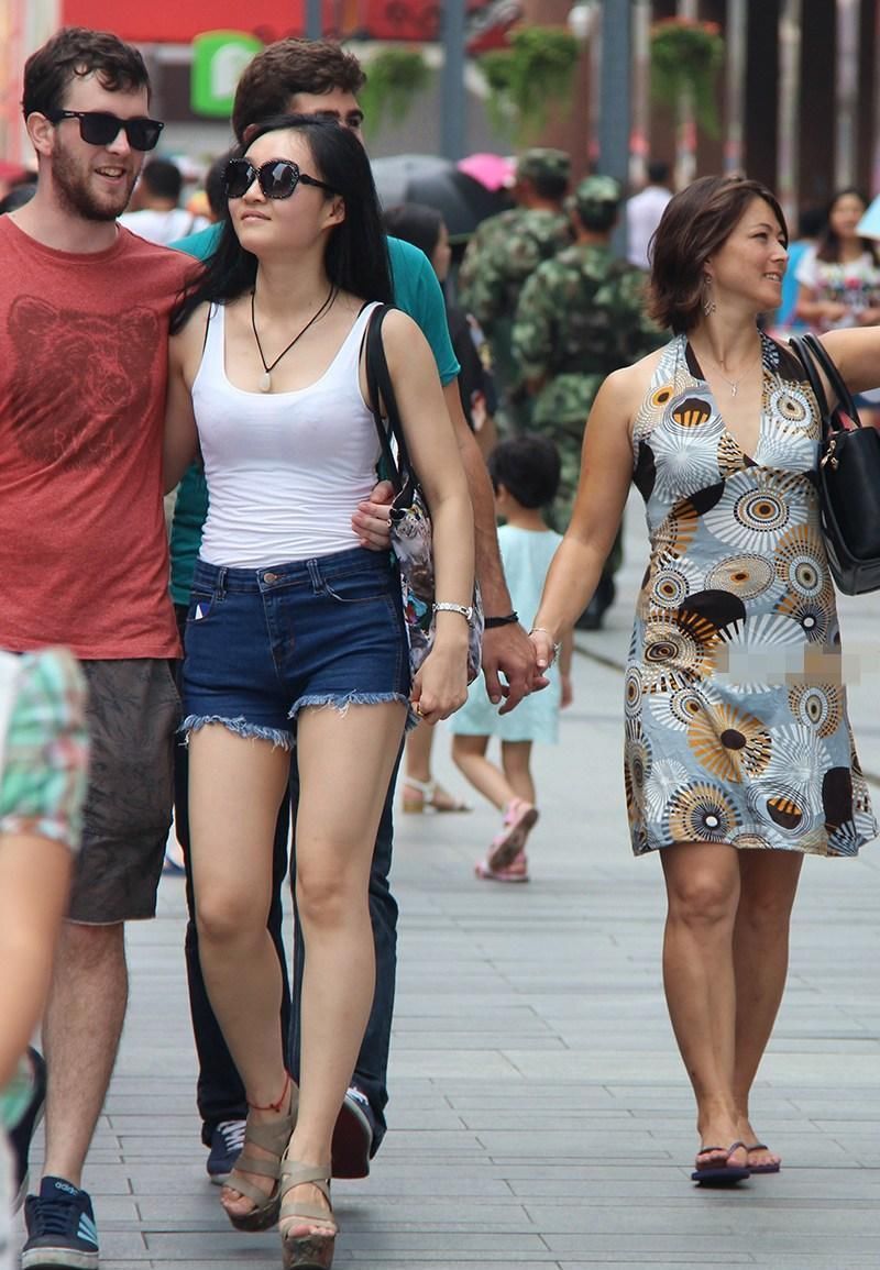 街拍: 深v吊带下的丰满上围, 性感的身段让人着迷