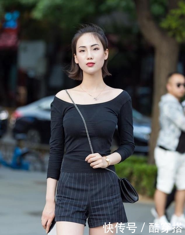  身材：美女街拍颜值很高的小姐姐，穿搭吊带裙，显得身材十分曼妙
