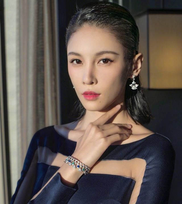 张蓝心颜值高就是好，这么穿美的有点美不胜收