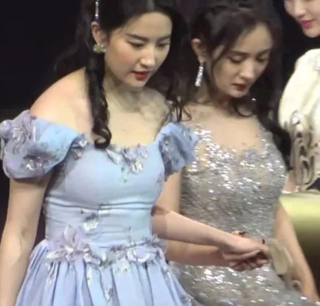 女明星都难逃发腮?刘亦菲仙气不再,赵露思五