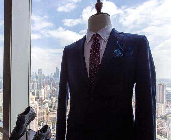 她做私人定制服饰，一件西服定价6000，店内顾客络绎不绝