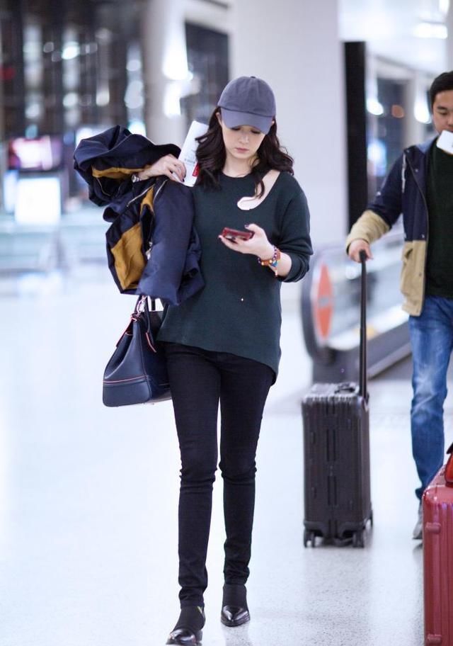 35岁蒋欣瘦身惊艳，像换了一个人，网友：瘦身堪比整容！