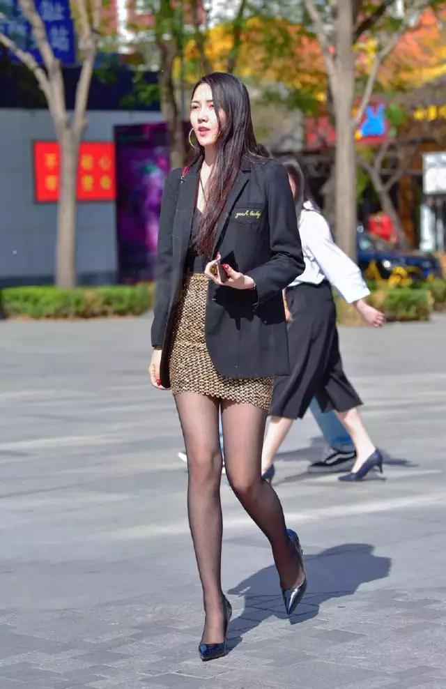 90分的大长腿还穿黑丝袜，她这样穿谁驾驭的了?