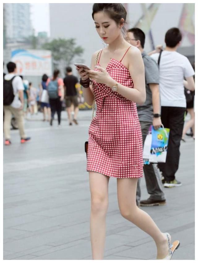 街拍:粉红色吊带连体裙,身材苗条清纯可人