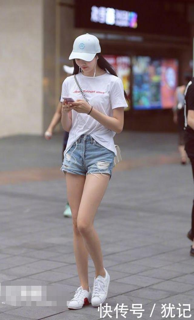 装搭配:路人街拍,美女身材玲珑有致,穿黑色的简约t恤,更加有魅力
