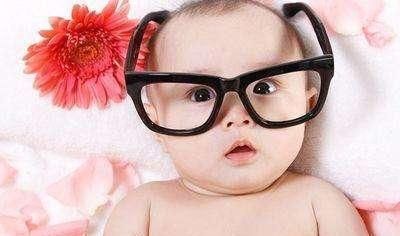  【哺乳姿势】闪光灯会严重伤害婴儿的眼睛？这几种情况对宝宝眼睛的危害更大