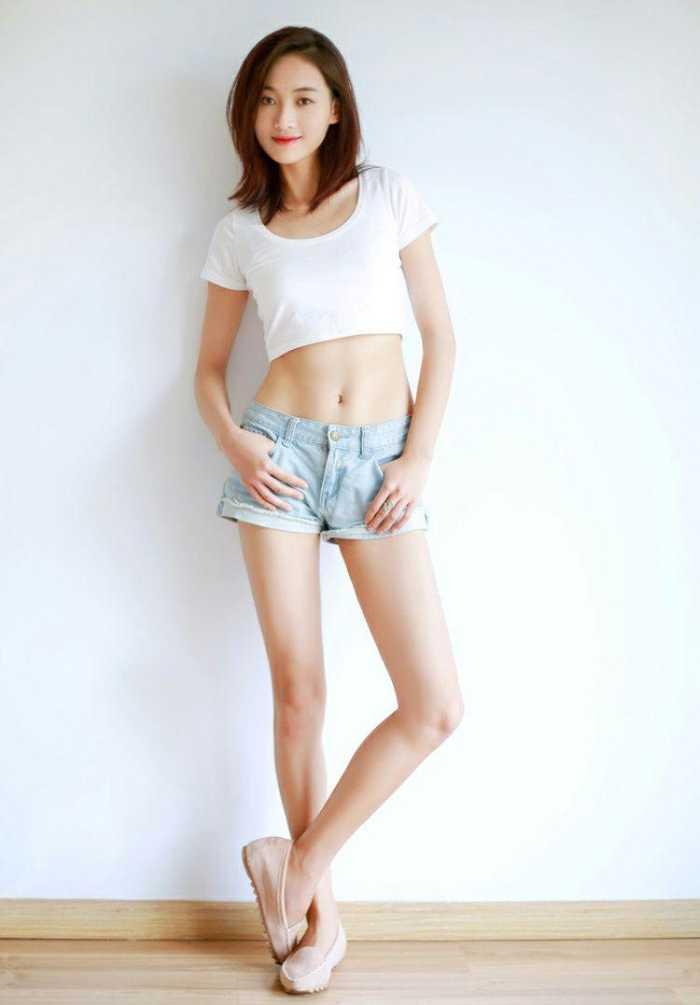 柔美紧身裤穿出妹子俏美风情，傲人曲线与小蛮腰诉说夏日美好