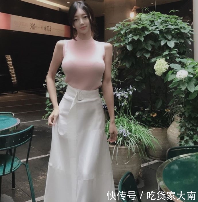 『位美女选择』街拍美女:时尚漂亮的紧身裙小姐姐,甜蜜动人,很有吸引力!