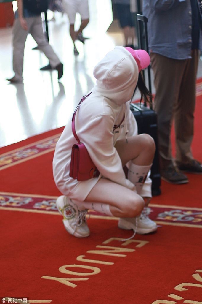 江疏影帽子口罩遮面但被美腿出卖 蹲地系鞋带雪白长腿抢镜