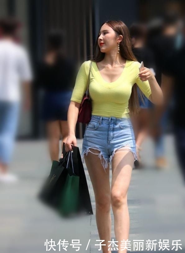  【表妹】买条紧身衣那么欣喜若狂, 表妹还真容易满足