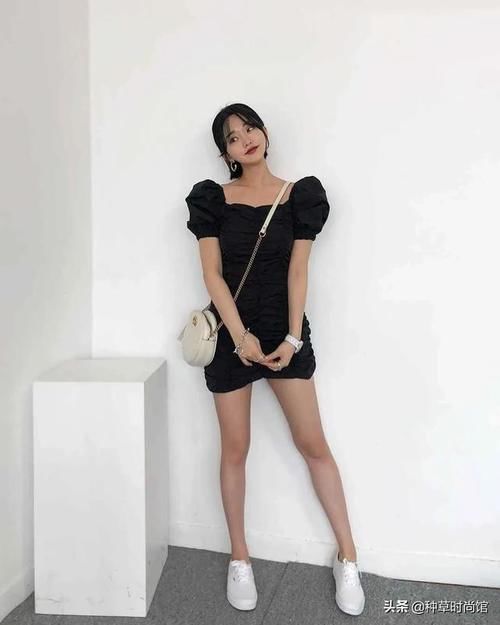 『 反差感』+ 裙子”才是今春王炸穿搭，扔掉高跟鞋！“平底鞋