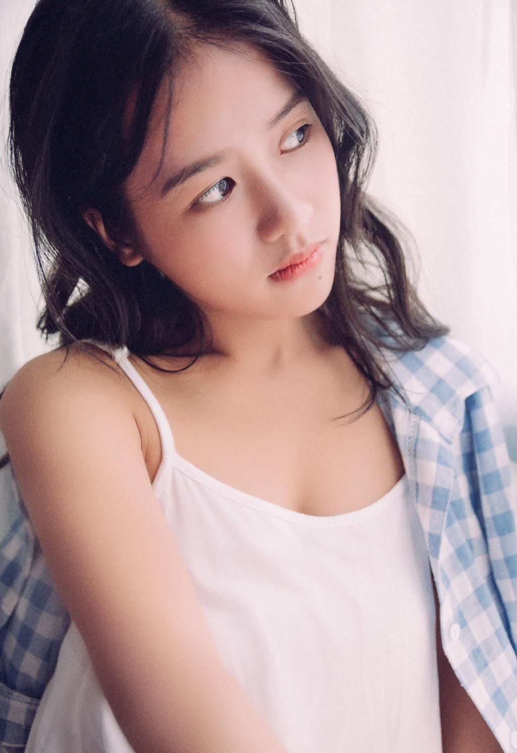 睡衣美女白色吊带低胸爆乳美女图片