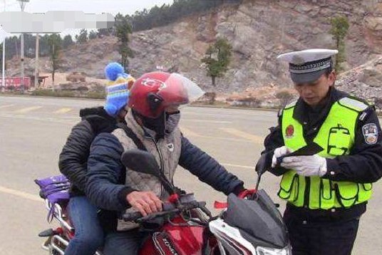 高速收费站：再过二十七天，摩托上高速政策落地，费用标准了解下