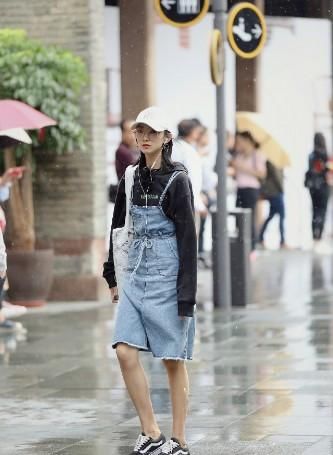  『白色』路人街拍，小姐姐白色上衣搭配牛仔裤，很是惊艳