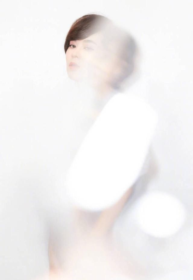 郁可唯身穿银色，让人离不开眼，怎一个美就行！