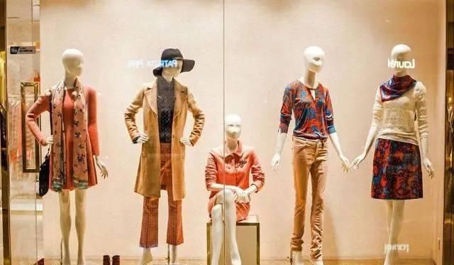  『模特的搭配』服装陈列：1个好女模特=10个冠军导购员！橱窗陈列如何做？关键所在女模特的橱窗陈列！