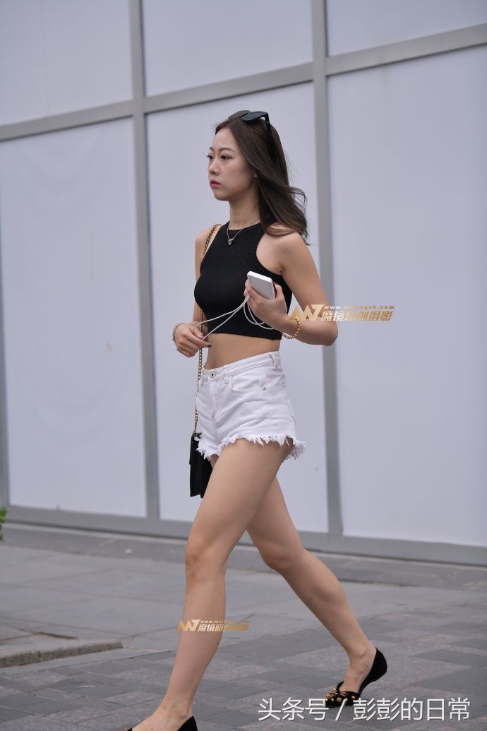 路人街拍，黑白搭配的小姐姐，越紧身越性感